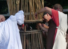 Le buste est posé sur le corps