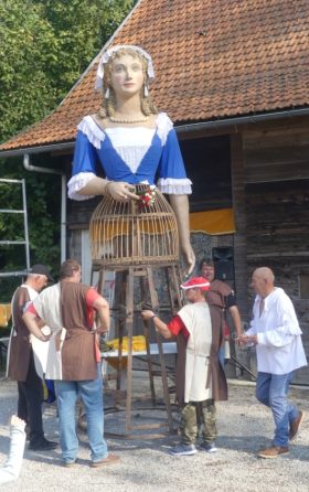 Au tour de la Belle Roze d'être vêtue